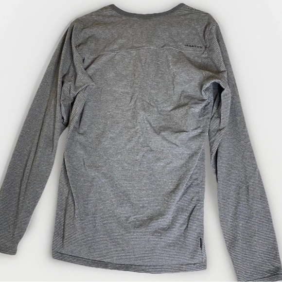 Oakley Grey Henley Mens Sz M Pullover Long Sleeve T-shirt Thumbhole Activewear - Picture 2 of 9